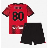 Camisa de Futebol AC Milan Yunus Musah #80 Equipamento Principal Infantil 2023-24 Manga Curta (+ Calças curtas)